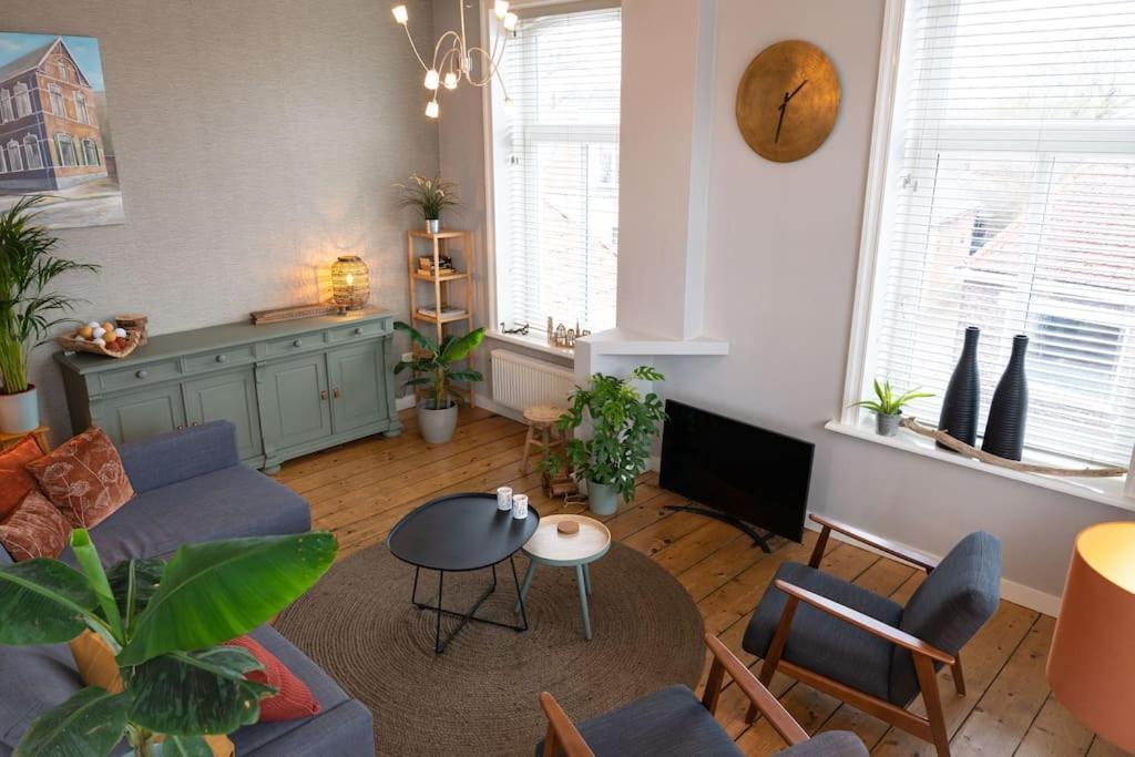 Sfeervol Verblijf In Oude Gemeentehuis Eenrum. מראה חיצוני תמונה